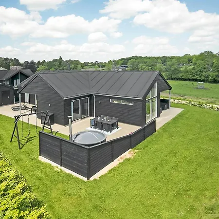Holiday home 4 Bedroom Pet Friendly In